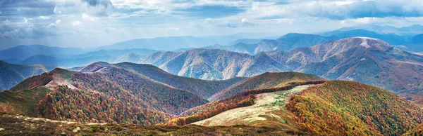 Panorama Van Kleurrijke Herfst Bos Berg Zware Wolken Aan Hemel — Stockfoto