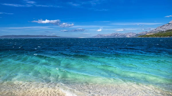 Wunderschönes Plätscherndes Meerwasser Und Blauer Himmel Berge Hintergrund — Stockfoto