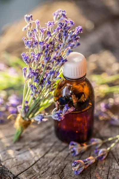 Bando Flores Lavandula Lavanda Garrafa Óleo Estão Velha Mesa Madeira — Fotografia de Stock