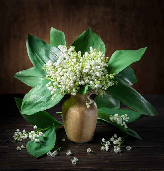 Lily Dari Buket Lembah Meja Kayu — Stok Foto