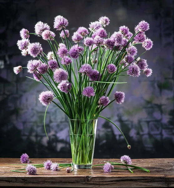 Bouquet Fiori Cipolla Erba Cipollina Nel Vaso Sul Tavolo Legno — Foto Stock