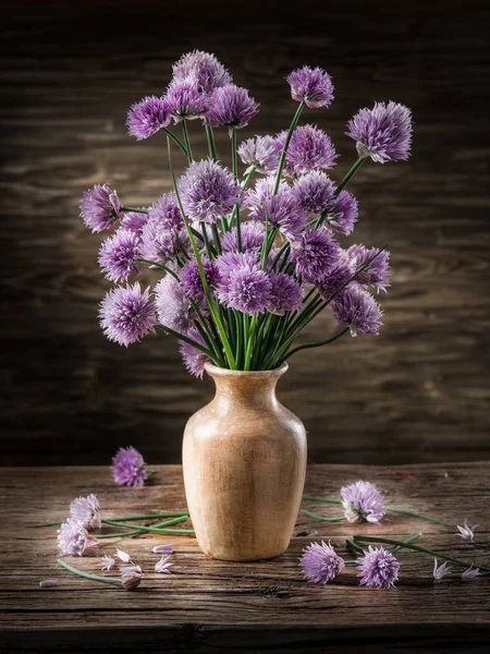 Ramo Cebolla Cebollino Flores Jarrón Mesa Madera — Foto de Stock