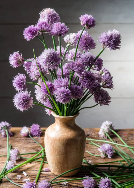 木のテーブルの上の花瓶にタマネギ チャイブ の花の花束 — ストック写真