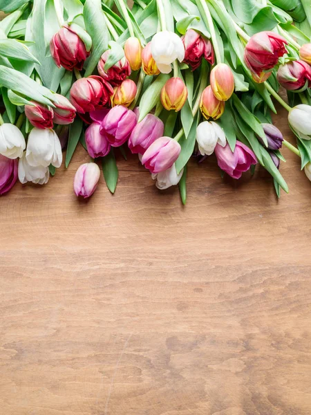 Kleurrijk Boeket Tulpen Houten Achtergrond Bovenaanzicht — Stockfoto