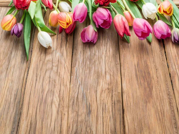 Tulipani Colorati Disposti Come Cornice Sfondo Legno Vista Dall Alto — Foto Stock