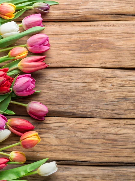 Tulipani Colorati Disposti Come Cornice Sfondo Legno Vista Dall Alto — Foto Stock