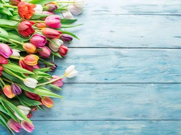 Barevné Kytice Tulipánů Modré Dřevěné Pozadí Pohled Shora — Stock fotografie