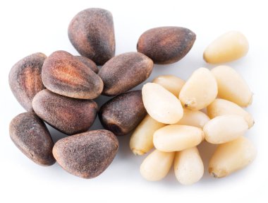 Çam fıstığı beyaz arka plan üzerinde. Organik gıda.