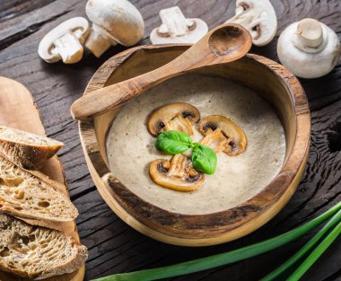 Ahşap masa üzerinde mantar krem çorbası. Üstten Görünüm.