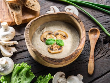 Ahşap masa üzerinde mantar krem çorbası. Üstten Görünüm.