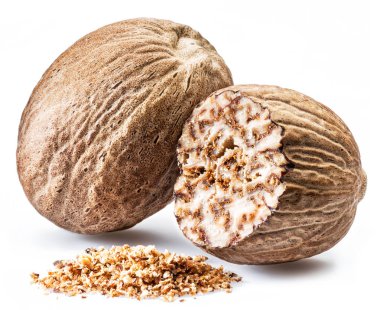 Kurutulmuş tohumları kokulu küçük hindistan cevizi ve beyaz arka plan üzerinde izole rendelenmiş küçük hindistan cevizi.