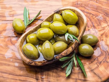 Bütün tablo zeytin masada ahşap kase. Üstten Görünüm.