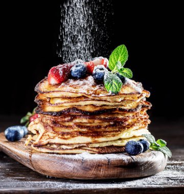 Ahşap masa üzerinde taze çilek ile Pancakes.