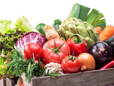 Ahşap sandık içinde taze çok renkli sebze.