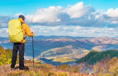 Dağın tepesine yolculuk keyfini uzun yürüyüşe çıkan kimse.