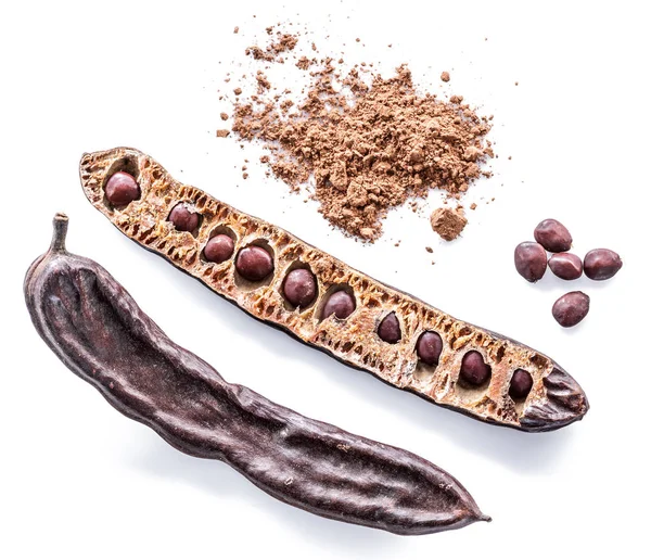 Carob 배경에 Carob 파우더 — 스톡 사진