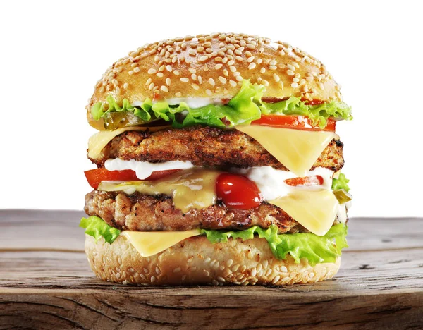 Großer Hamburger Auf Holztisch Weißer Hintergrund Schneidpfad — Stockfoto