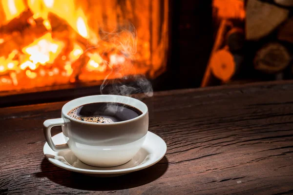 Kopp Hett Kaffe Träbord Och Öppen Spis Bakgrunden — Stockfoto