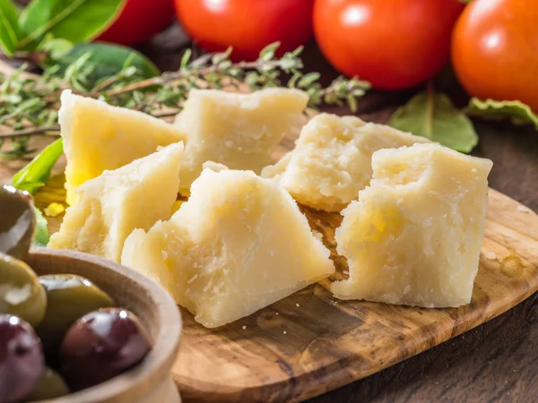 Queso Parmesano Sobre Tabla Cortar Madera Fondo Alimentario —  Fotos de Stock