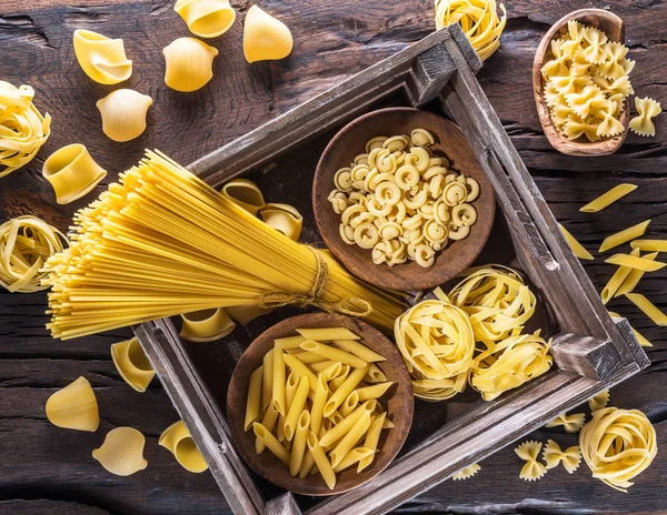 Verschillende Pasta Vormen Houten Tafel Bovenaanzicht — Stockfoto