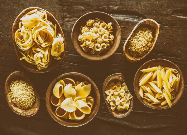 Diversi Tipi Pasta Ciotole Legno Sul Tavolo Vista Dall Alto — Foto Stock