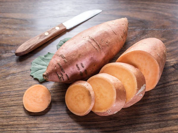 Batatas Doces Velha Mesa Madeira — Fotografia de Stock