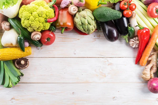 Farklı Renkli Sebze Bir Çerçeve Olarak Düzenlenmiştir Ahşap Arka Plan — Stok fotoğraf