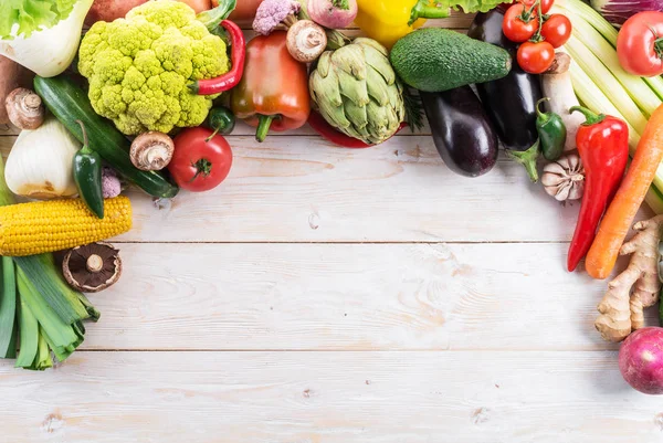 Verschillende Kleurrijke Groenten Gerangschikt Als Een Frame Houten Achtergrond — Stockfoto