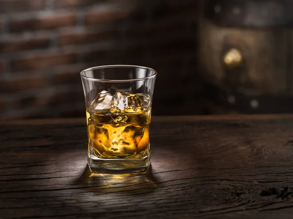 Whiskey Glas Eller Glas Whiskey Med Isbitar Trä Bakgrund — Stockfoto
