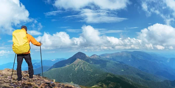 Hiker Enjoying Trip Top Mountain — Stock Photo, Image