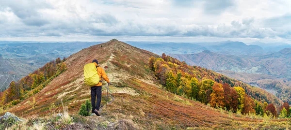 Hiker Enjoying Trip Top Mountain — Stock Photo, Image