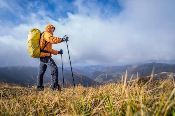 Hiker Trekking Foothiils Mountain — Stock Photo, Image