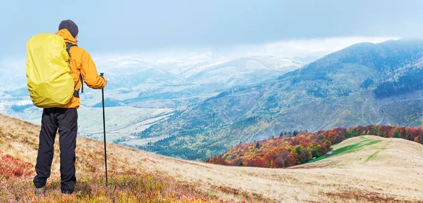 Hiker Enjoying Trip Top Mountain — Stock Photo, Image