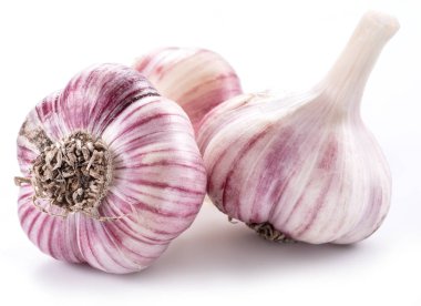 Sarımsak soğanları beyaz arkaplanda izole edilmiş.