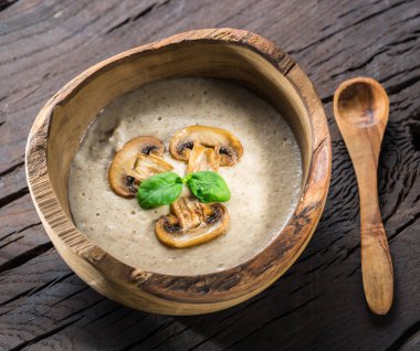 Ahşap masa üzerinde mantar krem çorbası. Üstten Görünüm.