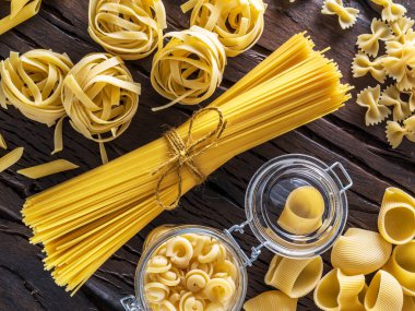 Ahşap masa türlerinde farklı makarna.