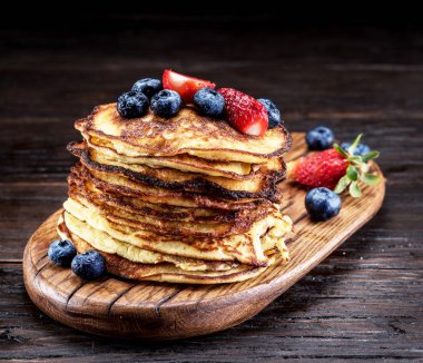 Ahşap masa üzerinde taze çilek ile Pancakes.