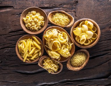 Ahşap kase tablo türlerinde farklı makarna. Üstten Görünüm.