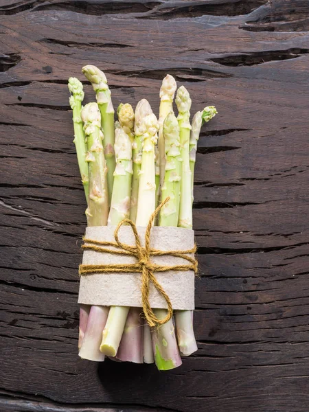 新鮮なホワイトアスパラは 木製のテーブルの上もやし ロイヤルの野菜 トップ ビュー — ストック写真