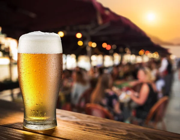 Verre Givré Bière Légère Sur Comptoir Bar Dans Café Plein — Photo