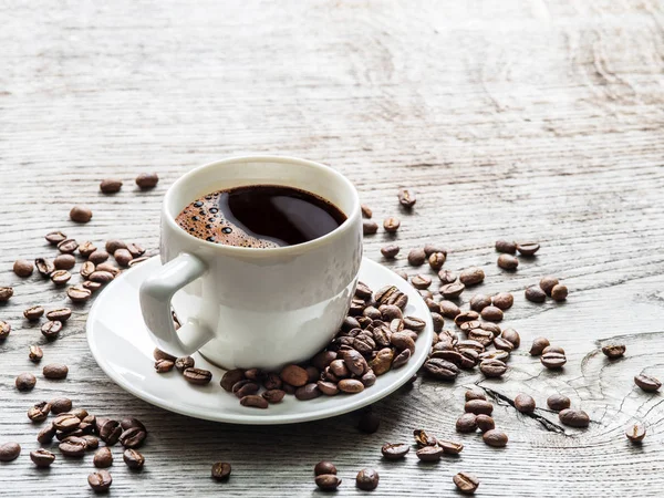 Kopp Kaffe Omgiven Kaffebönor Ovanifrån — Stockfoto