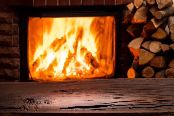 Leerer Holztisch Und Kamin Mit Warmem Feuer Hintergrund — Stockfoto