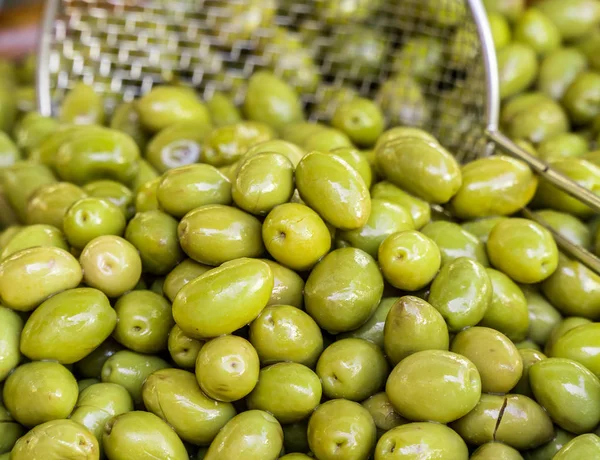Olives Table Vertes Entières Dans Bol Gros Plan — Photo gratuite