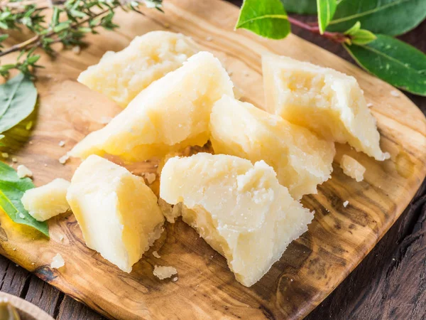 Queijo Parmesão Tábua Corte Madeira Fundo Alimentar — Fotografia de Stock