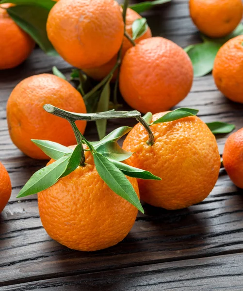 Mandarinas Maduras Sobre Mesa Madera —  Fotos de Stock