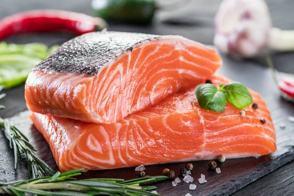 Fillet Salmon Segar Pada Papan Potong Hitam Dengan Herbal Dan — Stok Foto