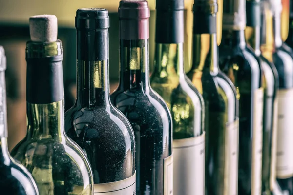 Línea Botellas Vino Primer Plano — Foto de Stock