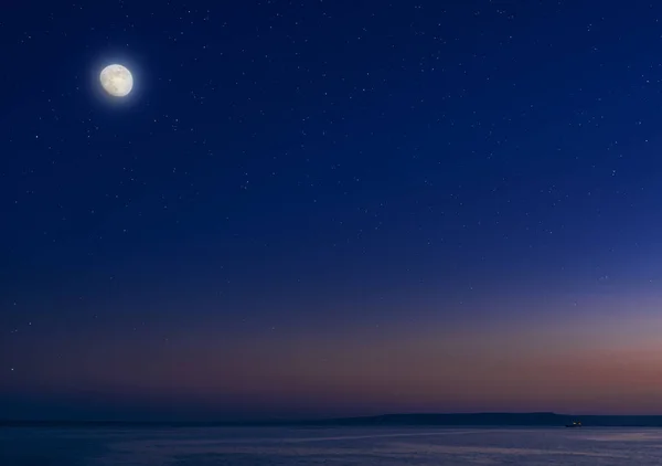 Månen Och Stjärnorna Över Det Lugna Havet — Stockfoto