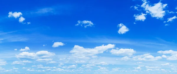 Panorama Van Mooie Bewolkte Hemel Achtergrond Van Natuur — Stockfoto