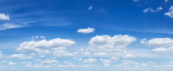 Blå Himmel Med Tunga Moln Panorama — Stockfoto